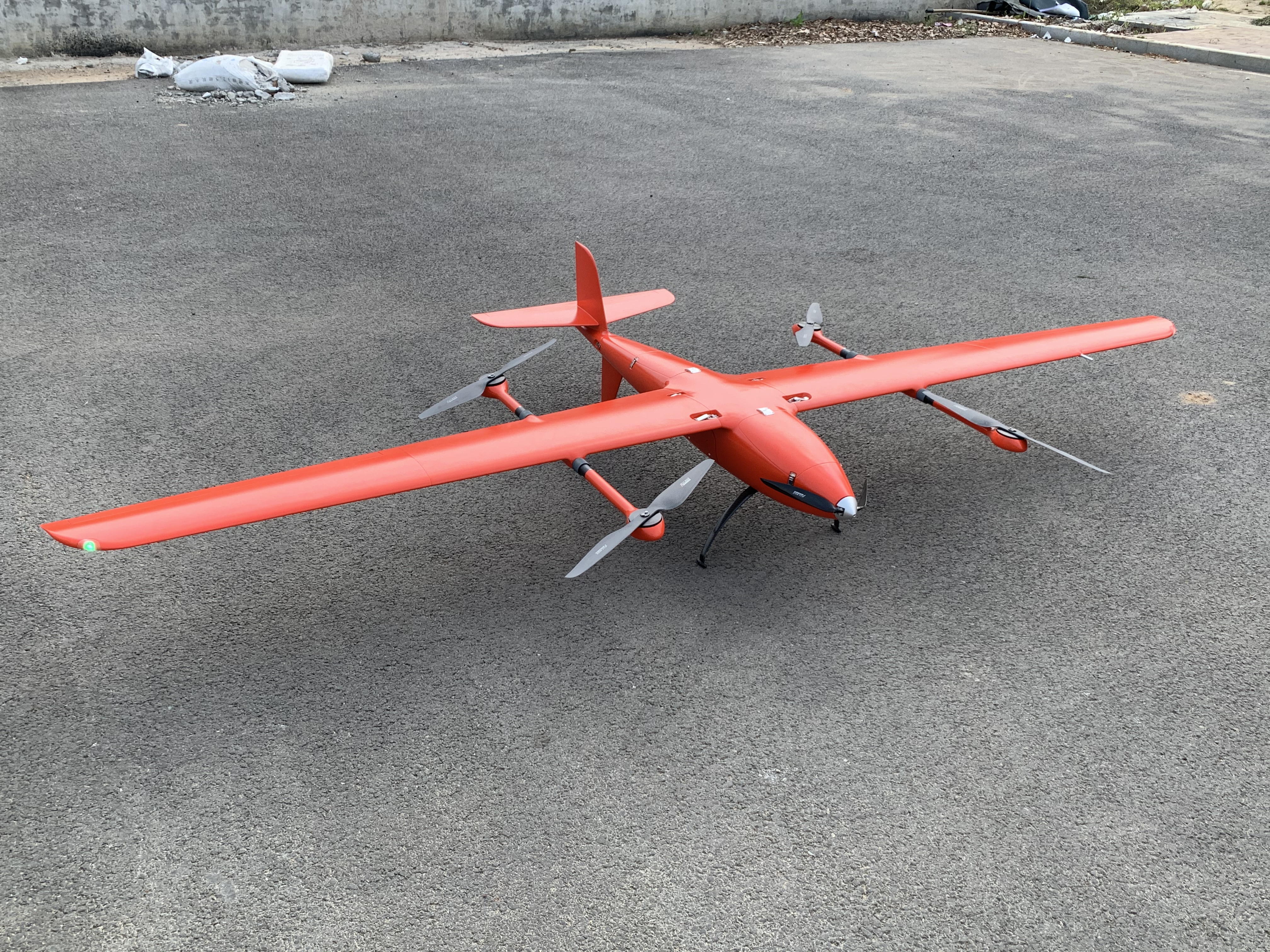大飛機航攝(左)<a href='http://www.szwxled.cn/typearticle/330-1.html' target='_blank' title='無人機航攝'><strong>無人機航攝</strong></a>(右)